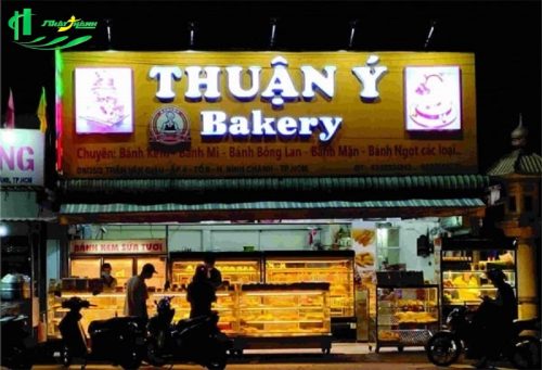 Biển quảng cáo bánh sinh nhật